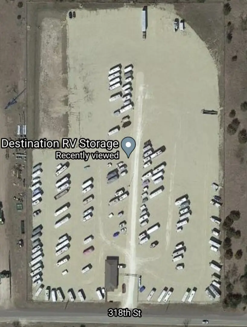 A google earth view of many cars parked in the desert.