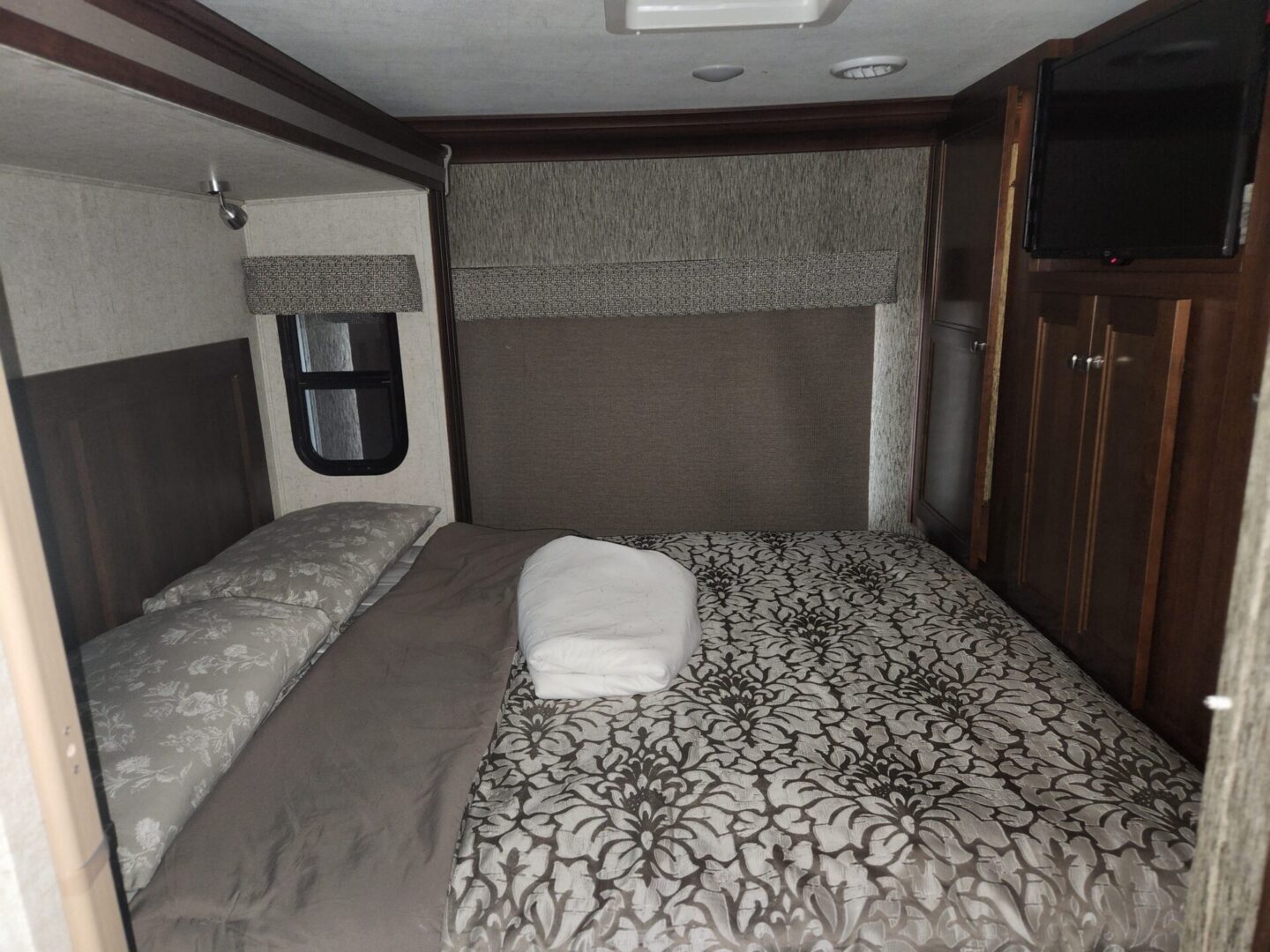 A bed room with two beds and a tv